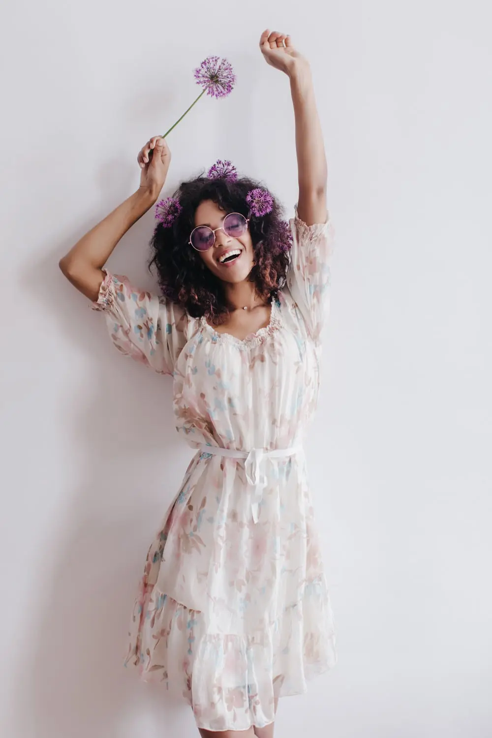 Woman with curly hair and flowers - DevaCut